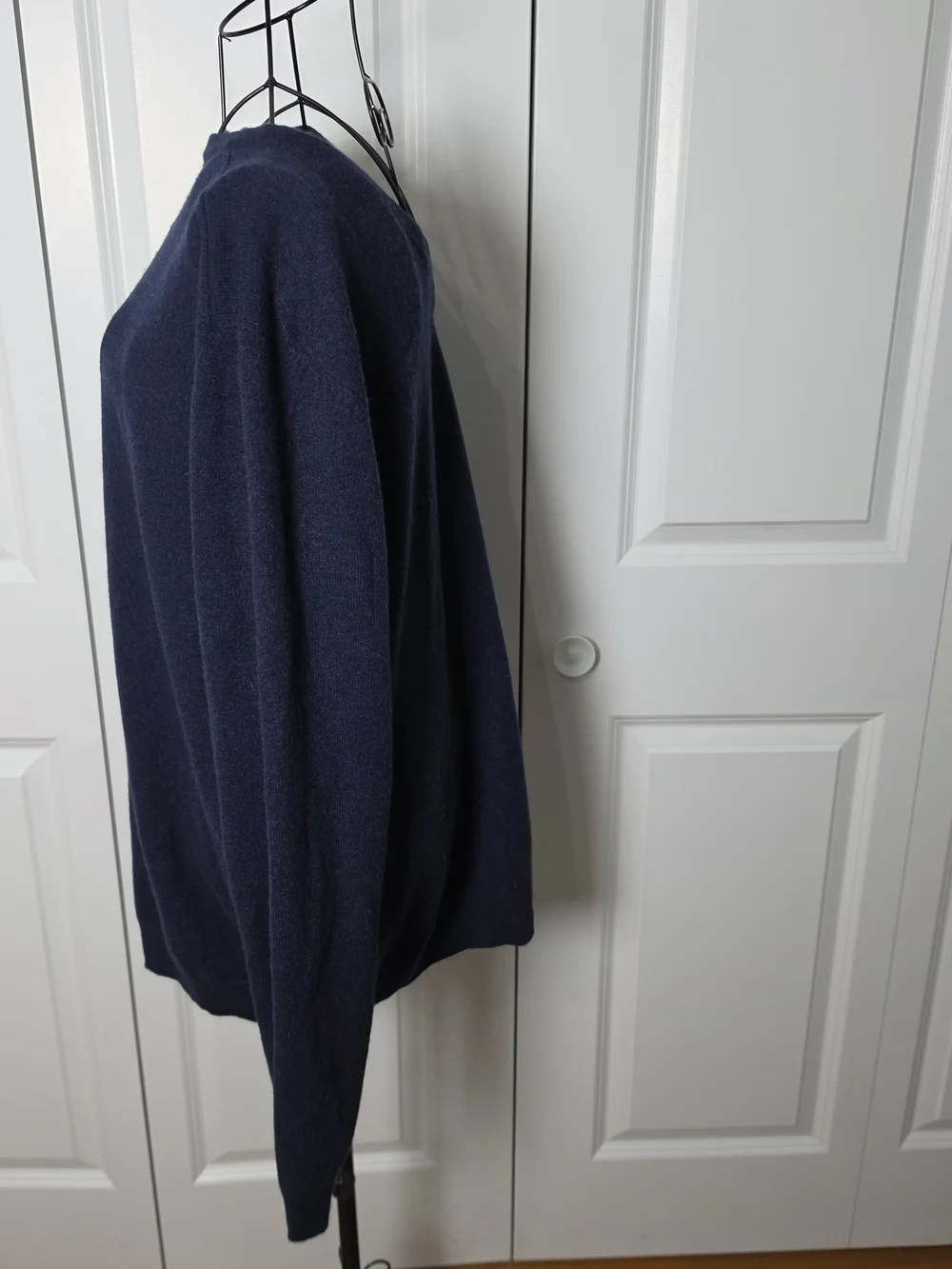 Joseph Abboud 100% Cashmere Sweater Mens L Navy Blue V Neck Quiet Luxury